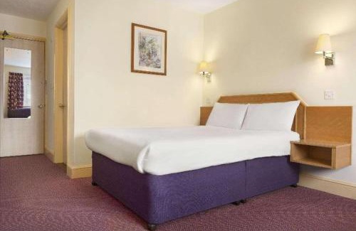 Westerham Hotel | Pet-Friendly Days Inn by Wyndham Sevenoaks with Hot Tub