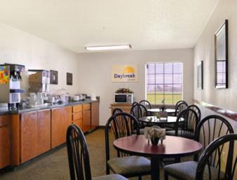 Shawnee Hotel | Pet-Friendly Days Inn by Wyndham Shawnee for Family Getaways