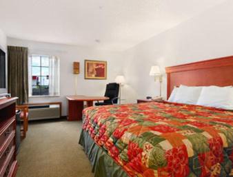 Shawnee Hotel | Pet-Friendly Days Inn by Wyndham Shawnee for Family Getaways