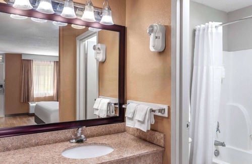 Shelby Hotel | Budget-Friendly Days Inn by Wyndham Shelby with Pool & Breakfast