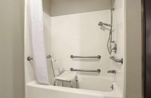 Sheridan Hotel | Enjoy Oceanfront Comfort at Days Inn by Wyndham Sheridan