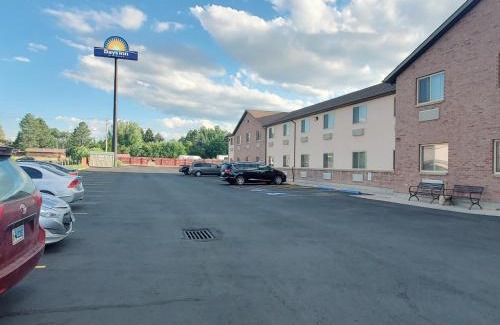 Sheridan Hotel | Enjoy Oceanfront Comfort at Days Inn by Wyndham Sheridan