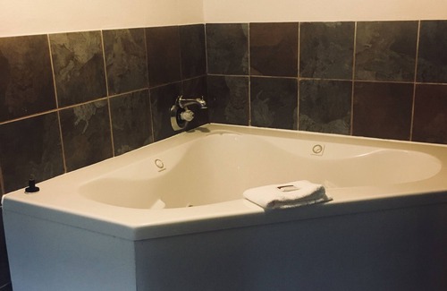 Sherman Hotel | Family-Friendly Days Inn by Wyndham Sherman with Pool & Spa