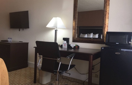 Sherman Hotel | Family-Friendly Days Inn by Wyndham Sherman with Pool & Spa