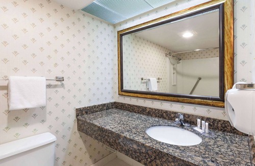 Sherman Hotel | Family-Friendly Days Inn by Wyndham Sherman with Pool & Spa