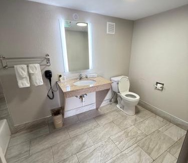 Shorter Hotel | Comfortable Days Inn Shorter: Pet-Friendly with Pool Access