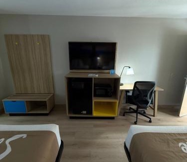 Shorter Hotel | Comfortable Days Inn Shorter: Pet-Friendly with Pool Access