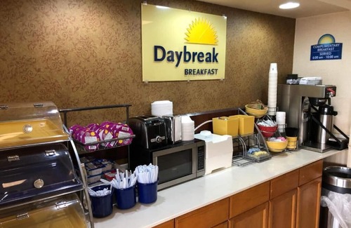 Shorter Hotel | Comfortable Days Inn by Wyndham Shorter with Family Amenities