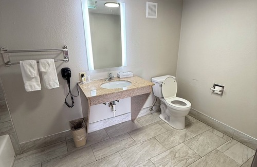 Shorter Hotel | Comfortable Days Inn by Wyndham Shorter with Family Amenities