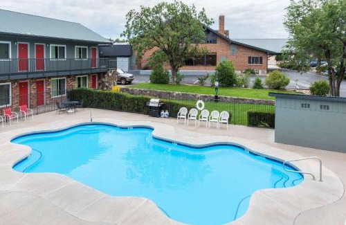 Show Low Hotel | Comfortable Days Inn by Wyndham Show Low with Great Amenities