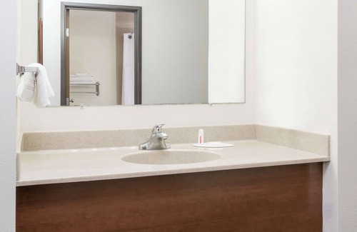 Sidney Hotel | Relaxing Days Inn by Wyndham Sidney NE with Pool & Spa