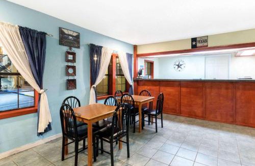 Ira Hotel | Discover Days Inn by Wyndham Snyder with Pool & Kitchen