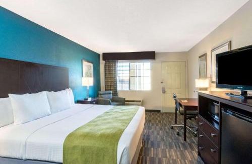 Ira Hotel | Discover Days Inn by Wyndham Snyder with Pool & Kitchen