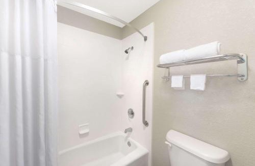 Ira Hotel | Discover Days Inn by Wyndham Snyder with Pool & Kitchen