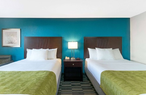 Ira Hotel | Comfortable Days Inn by Wyndham Snyder with Pool & Spa