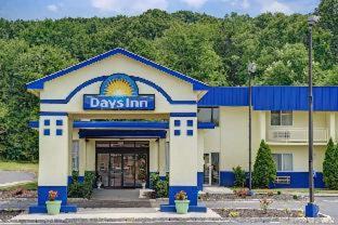 Southington Hotel | Budget-Friendly Days Inn with Pet and Child Amenities