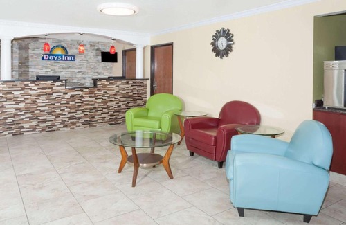 Springfield Hotel | Pet-Friendly Days Inn by Wyndham Springfield with Pool Access
