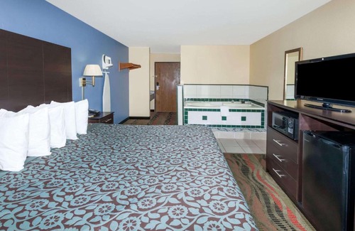 Springfield Hotel | Pet-Friendly Days Inn by Wyndham Springfield with Pool Access