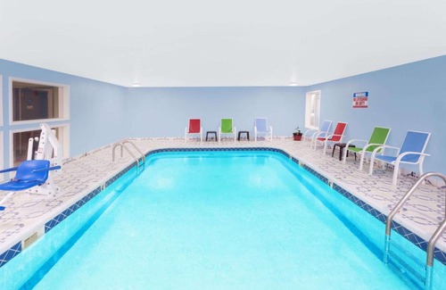 Springfield Hotel | Pet-Friendly Days Inn by Wyndham Springfield with Pool Access