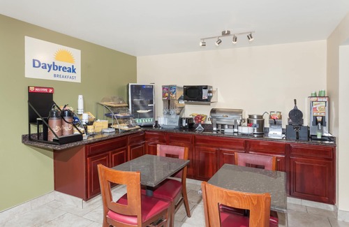 Springfield Hotel | Comfortable Days Inn by Wyndham Springfield with Pool & Dining