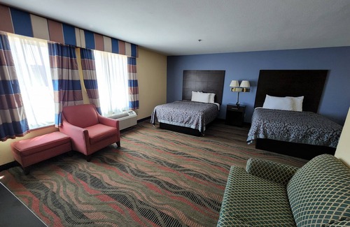 Springfield Hotel | Comfortable Days Inn by Wyndham Springfield with Pool & Dining
