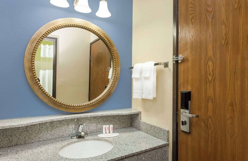 Springfield Hotel | Comfortable Days Inn by Wyndham Springfield with Pool & Dining