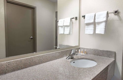 St. Peters Hotel | Convenient Days Inn by Wyndham St Peters with Breakfast