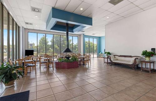 St. George Hotel | Comfortable Days Inn by Wyndham St George - Pet Friendly Stay