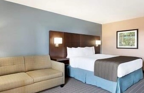 Downtown Hotel | Comfortable Days Inn by Wyndham Stephenville - 4-Star Stay