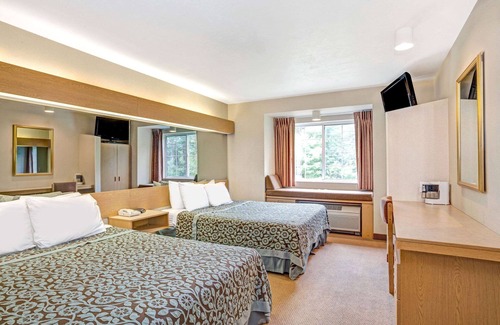 Sturbridge Hotel | Comfortable Days Inn by Wyndham Sturbridge with Pool & Spa