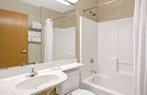 Sturbridge Hotel | Comfortable Days Inn by Wyndham Sturbridge with Pool & Spa