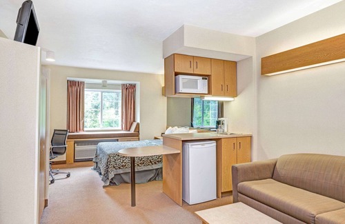 Sturbridge Hotel | Comfortable Days Inn by Wyndham Sturbridge with Pool & Spa