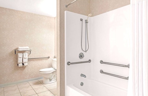 Sturbridge Hotel | Comfortable Days Inn by Wyndham Sturbridge with Pool & Spa