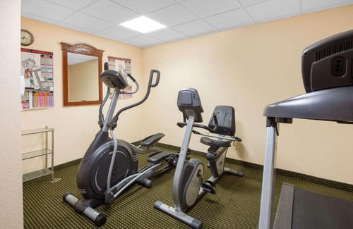 Sullivan Hotel | Family-Friendly Days Inn by Wyndham Sullivan - Rated 8/10