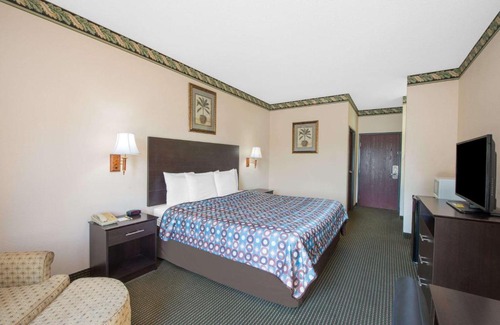 Sullivan Hotel | Family-Friendly Days Inn by Wyndham Sullivan - Rated 8/10