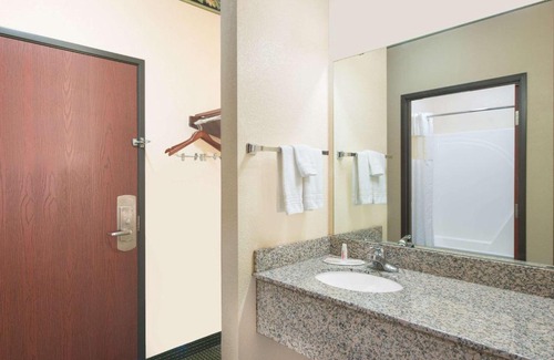 Sullivan Hotel | Family-Friendly Days Inn by Wyndham Sullivan - Rated 8/10
