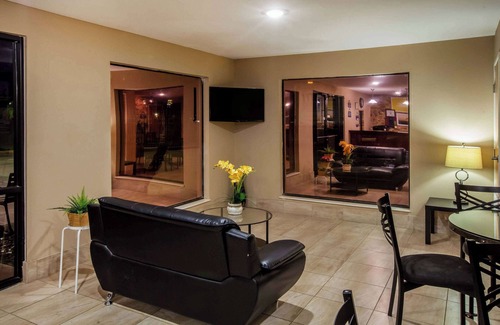 Sulphur Hotel | Comfortable Days Inn by Wyndham Sulphur LA with Pool & Breakfast