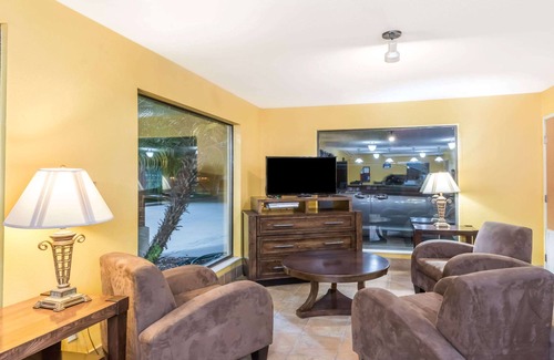 Sulphur Hotel | Comfortable Days Inn by Wyndham Sulphur LA with Pool & Breakfast