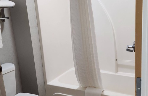 Sulphur Hotel | Comfortable Days Inn by Wyndham Sulphur LA with Pool & Breakfast