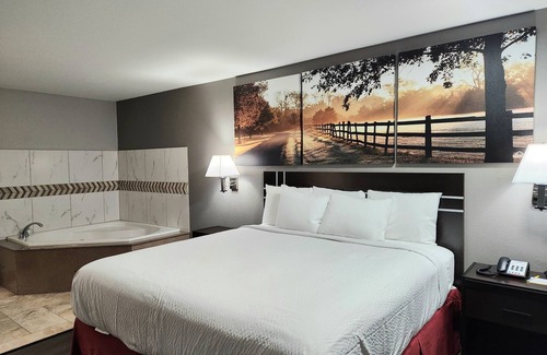 Sulphur Hotel | Comfortable Days Inn by Wyndham Sulphur LA with Pool & Breakfast