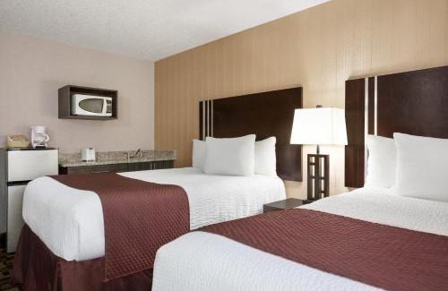 Sylvan Lake Hotel | Relax at Days Inn by Wyndham Sylvan Lake - Family-Friendly Stay