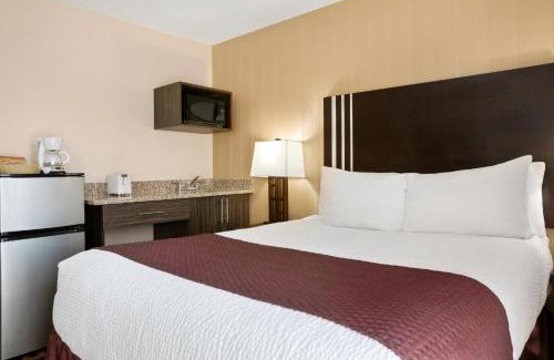 Sylvan Lake Hotel | Relax at Days Inn by Wyndham Sylvan Lake - Family-Friendly Stay