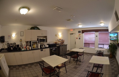 Taber Hotel | Budget-Friendly Super 8 by Wyndham Taber AB with Breakfast