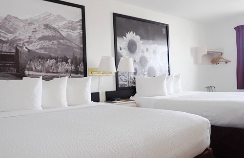 Taber Hotel | Budget-Friendly Super 8 by Wyndham Taber AB with Breakfast