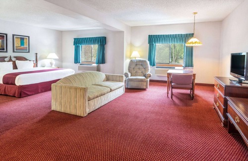 Tiffin Hotel | Comfortable Stay at Days Inn by Wyndham Tiffin with Pool