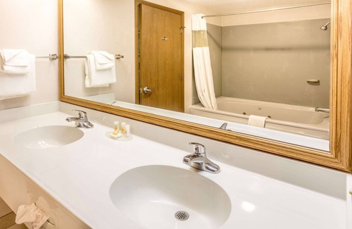 Tiffin Hotel | Comfortable Stay at Days Inn by Wyndham Tiffin with Pool