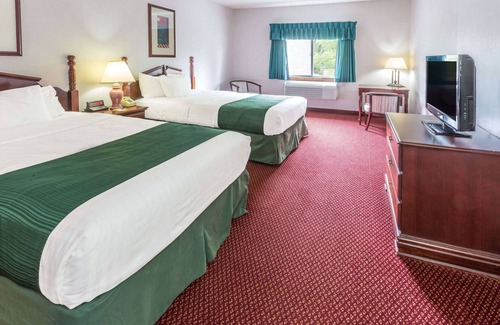 Tiffin Hotel | Comfortable Stay at Days Inn by Wyndham Tiffin with Pool