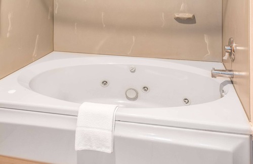 Tiffin Hotel | Comfortable Stay at Days Inn by Wyndham Tiffin with Pool