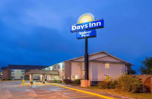 Southwest Topeka Hotel | Comfortable Days Inn by Wyndham Topeka with Pet-Friendly Perks