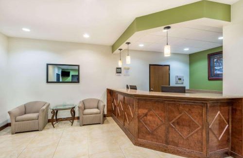 Southwest Topeka Hotel | Comfortable Days Inn by Wyndham Topeka with Pet-Friendly Perks